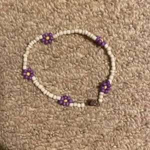 white anklet with daisy’s